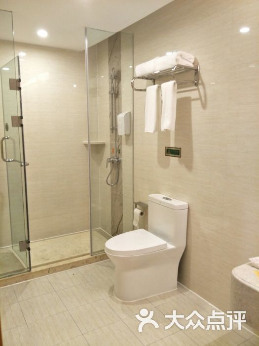 维也纳酒店(南京浦口浦珠中路店)卫生间很大,抵上半个房间,干净无异味