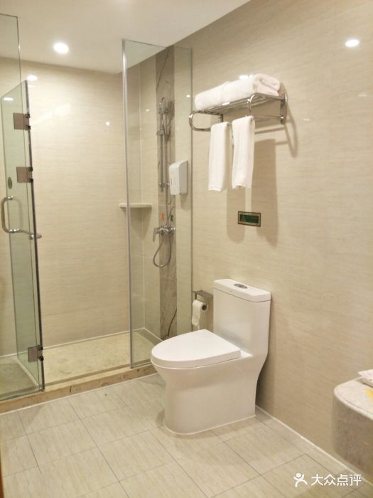 维也纳酒店(南京浦口浦珠中路店)卫生间很大,抵上半个房间,干净无异味
