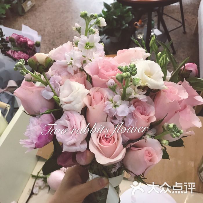 两只兔子花店手捧花图片 - 第25张