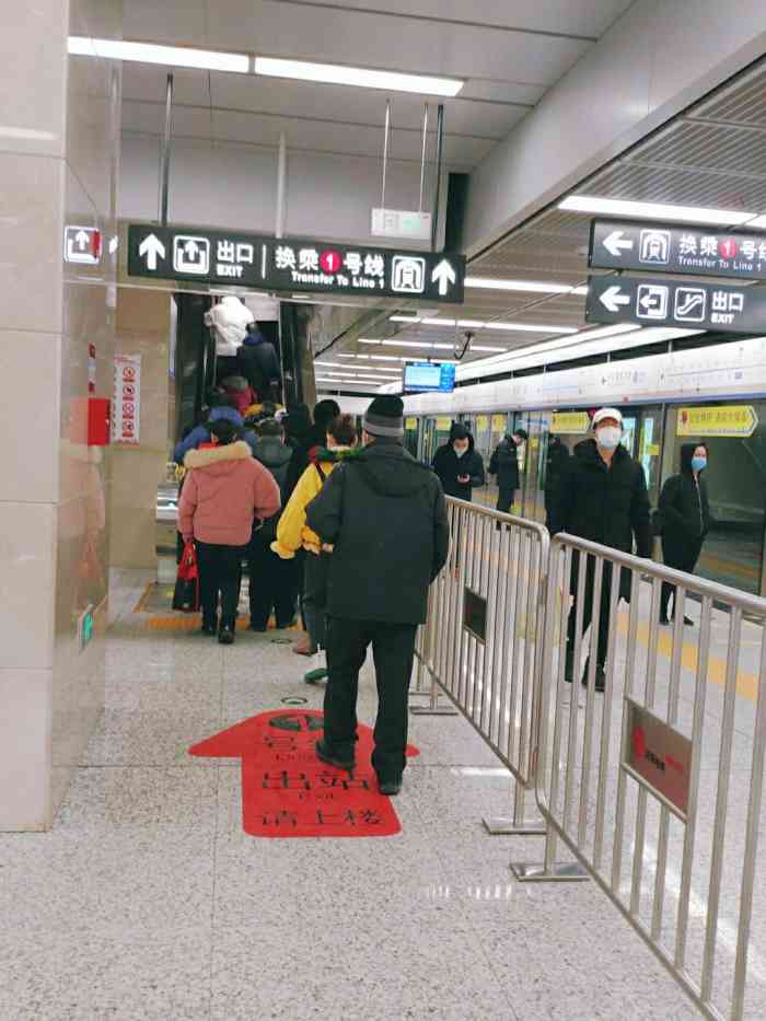 铁西广场(地铁站)-"沈阳大城市的地铁九号线,疫情期间人还是蛮.