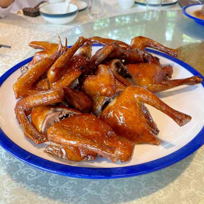 南粤光明乳鸽(光明总店"专程去吃乳鸽,味道还可以,这个价格不便宜.