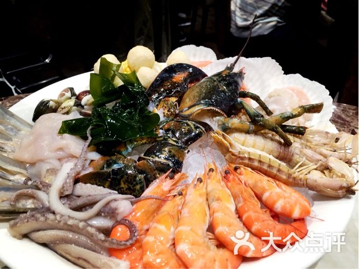 海鲜锅最后的汤底煮面一级棒,食材还算新鲜