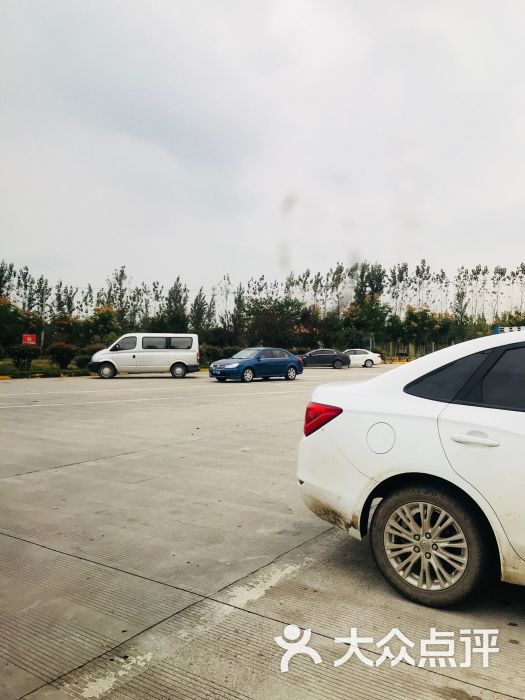 官塘服务区停车场图片 - 第3张