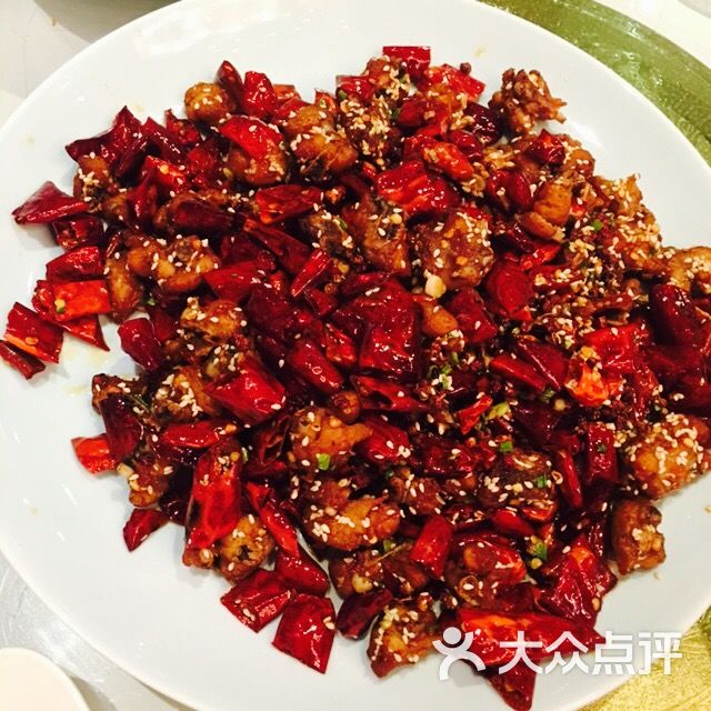 双11一点多去的,还要等位,超了20分钟送了小瓶豆瓣酱.等位期间如果有孩子的,还可以在儿童区游玩。这家店挺大的,可承办喜宴的那种。上菜还是一如既往的快,在沙漏漏完之前,就以前全齐了。不过分量我觉得比中关村那家的要小,比如水煮鱼(会员价76).可以事先在微信上弄个电子会员的。之前去过中关村店,店员不会主动告诉你,我是闲来没事注册了个,后来发现可以积分,可以享受会员价,那也是付款完的事了~~所以这次在点餐的时候特意问了下服务员,说可以享受的,付款的时候出示下就行,且积分永不清零哦! 再说说菜品:1.