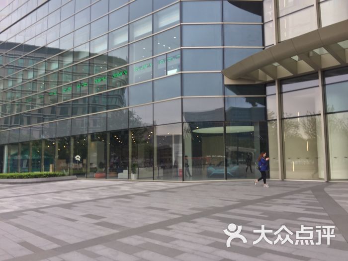 上海万象城:吴中路上进停车场不方便,一开始.上