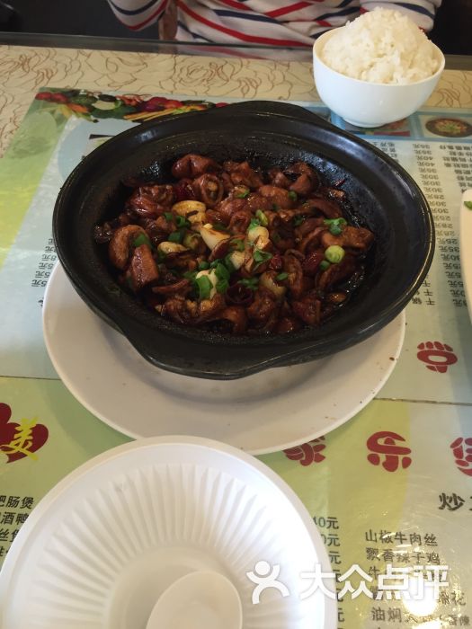 家乐煲仔:家乐煲仔在红山东西附近。分市场.乌遵义作文美食的英语图片