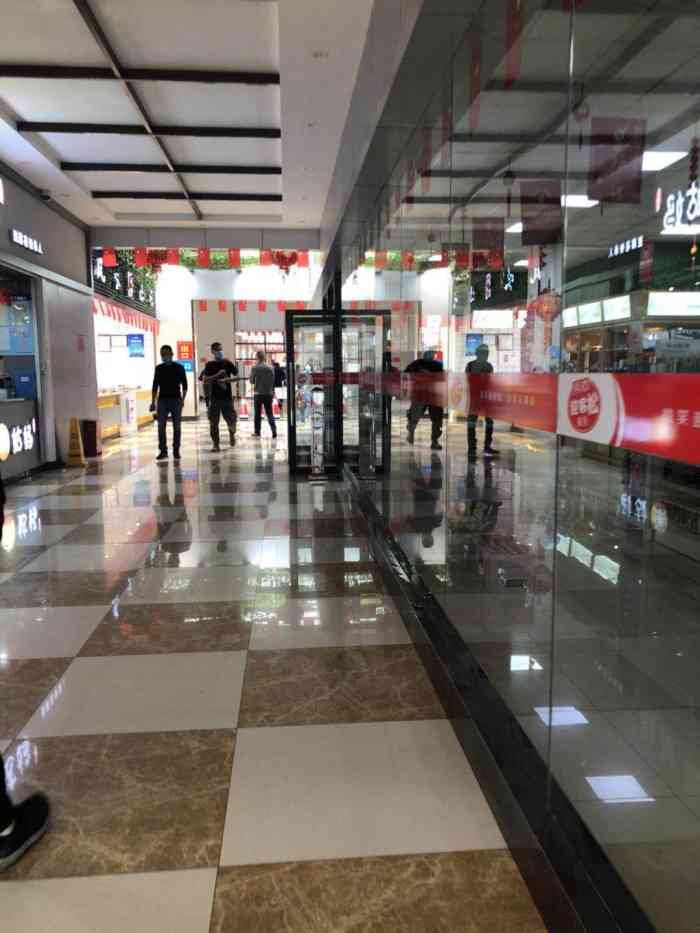 太白岛服务区停车场