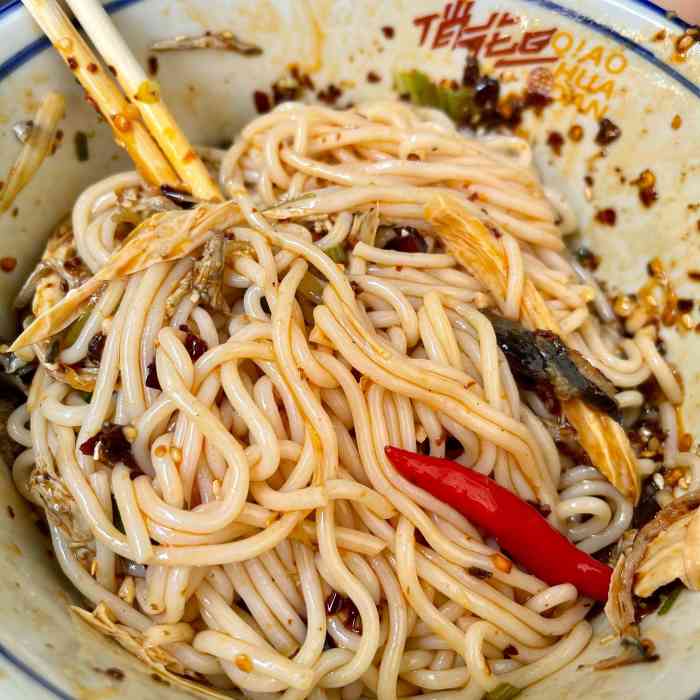 俏花旦·乌骨土鸡米线馆"作为北方人,最喜欢面食,以前对于米线真的.
