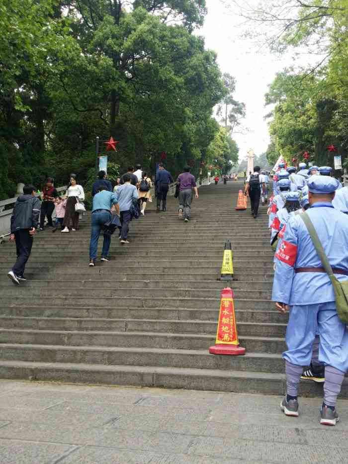 1935年1月,红军长征到达遵义,有位年轻的红军卫生员,待老百姓如亲人