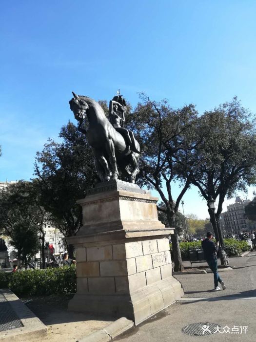 加泰罗尼亚广场是巴塞罗那市中心旧城区的一