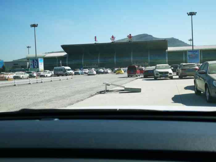 赤峰玉龙机场-"机场很小,过了廊桥,下个电梯就到取的.