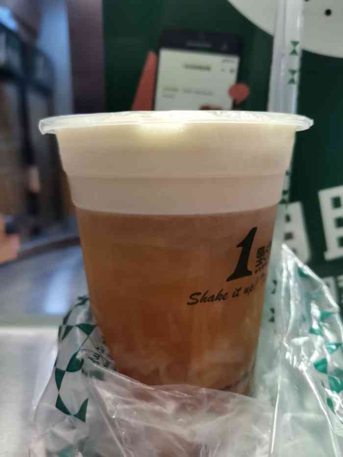 打分    /人 有几天没有喝奶茶了,又想1点点了,晚上去买了一杯玛奇朵