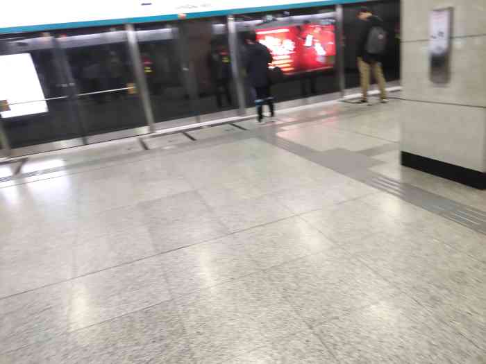 魏公村地铁站"安河桥北方向,前端⑤m1b1门正对西苑站.