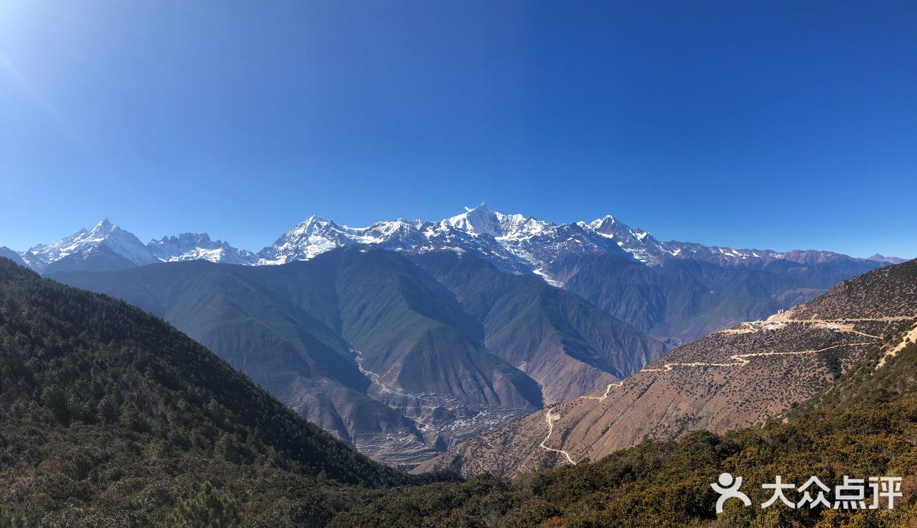 云南梅里雪山飞来寺观景台日照金山