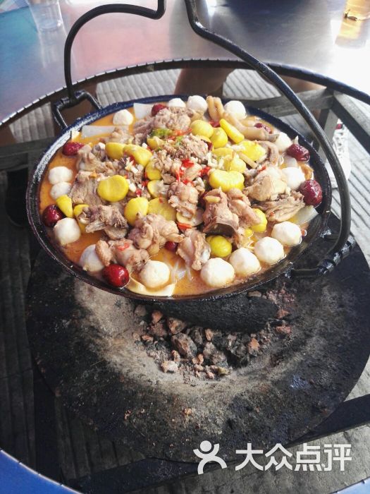 吊锅!当地风味菜,五个人吃得很满足,味道不错!