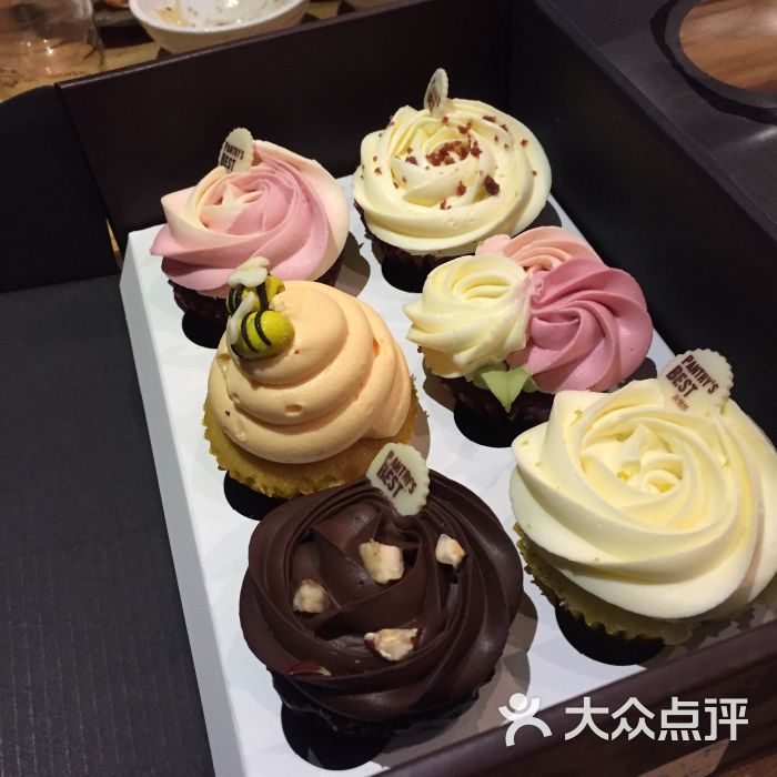 各种味道的纸杯蛋糕