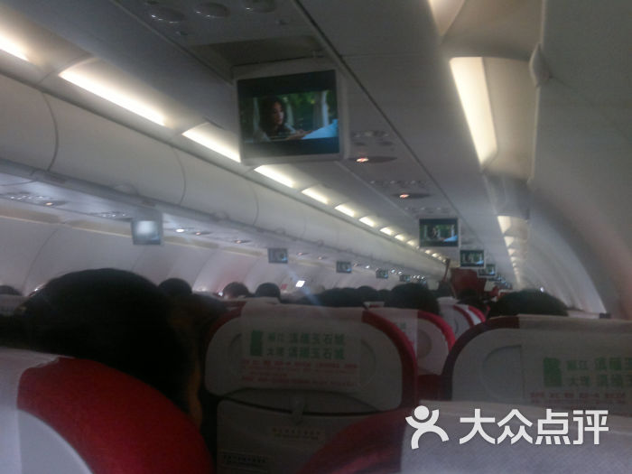 在三亚遇到台风,别的航空公司都疏散旅客下机,安排大巴车接去宾馆暂时安顿。首都航空的飞机让乘客在飞机里呆着,从早上8点多一直待到晚上8点多,说什么风大打不开舱门,风大为什么还让乘客检票登机?为什么别的飞机都疏散旅客下机,首航的却打不开舱门?台风都预报好几天了,结果空姐说是突发情况,连晚餐都没准备,直到晚上8点多机上好几个人因为缺氧还没吃晚饭晕倒了,有人打120了,这才给开舱门让旅客下机。我因为晕倒了被送到机场的医务室和其他乘客走散了,好了以后想去找他们。一个首航的工作人员推三阻四的说大家在隔离区,我们进不去