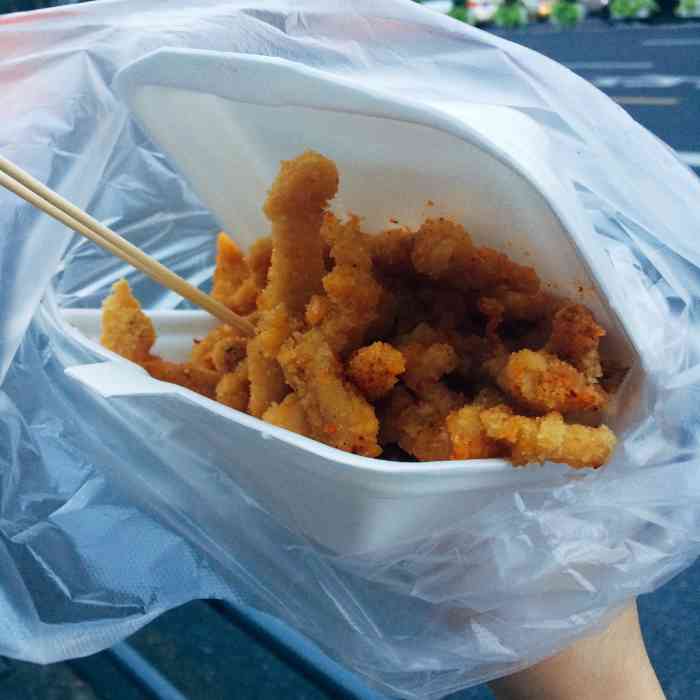 炸鸡柳小摊-"香酥鸡摊,还卖各种小肉串,酱料味道不错.