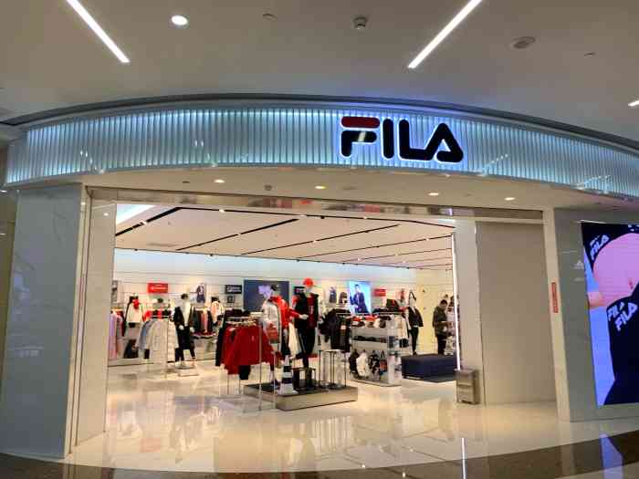 fila(淄博万象汇店)-"万象汇一楼正在举行特卖活动,他