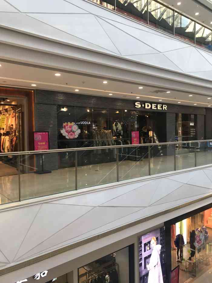 她家在万达广场二楼,位置比较好找,店面装修风格以黑白灰为主,店里面