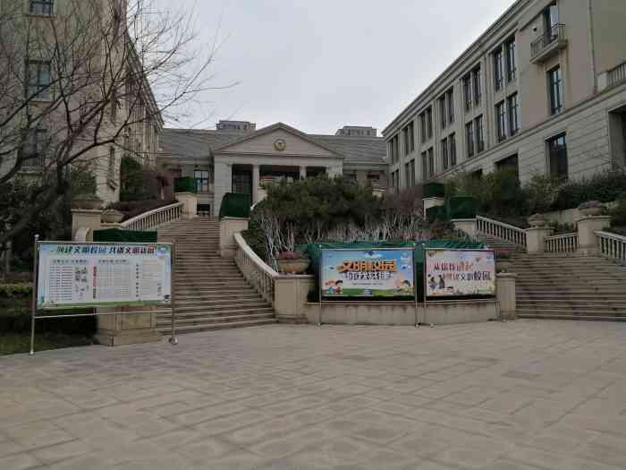 济南市历下区龙奥学校"学校地理位置不错,位置优越.环境也挺好.