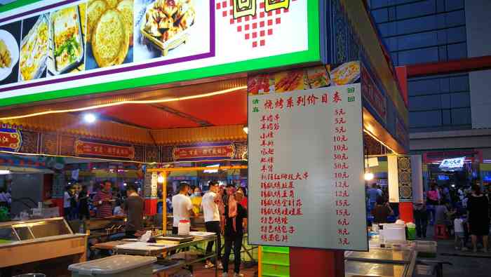 梅江美食夜市广场-"梅江夜市坐落在梅江会展中心s2馆.