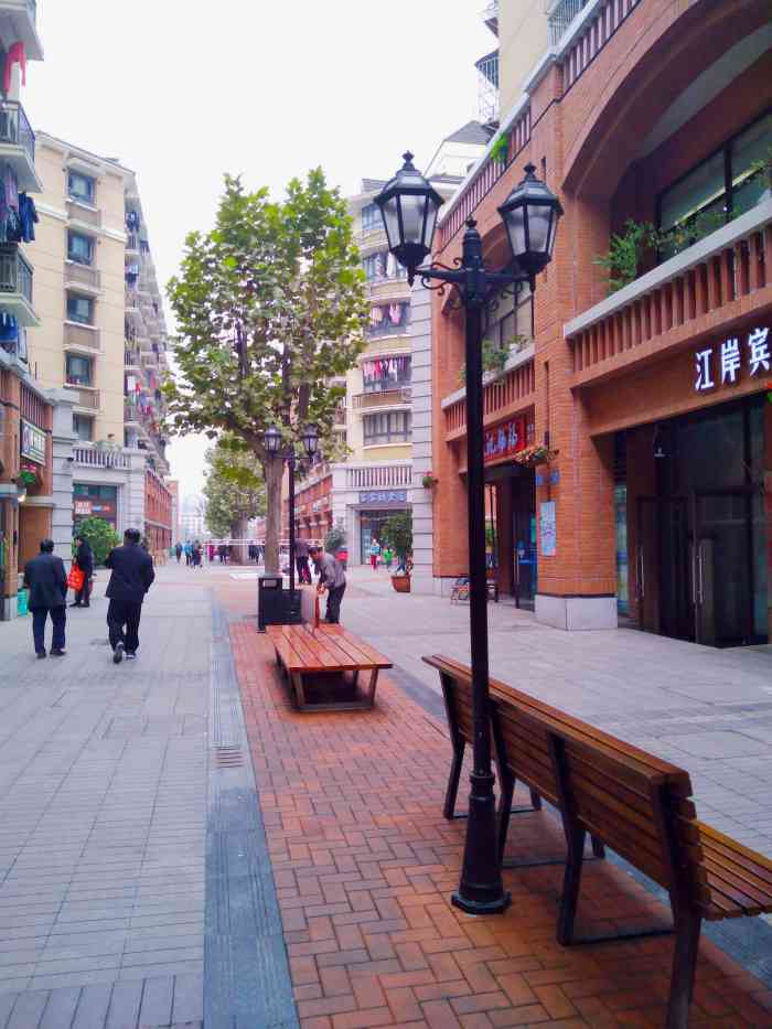 重庆市北碚区商业步行街-"之前在这里工作了很久,老年人的聚集地. .