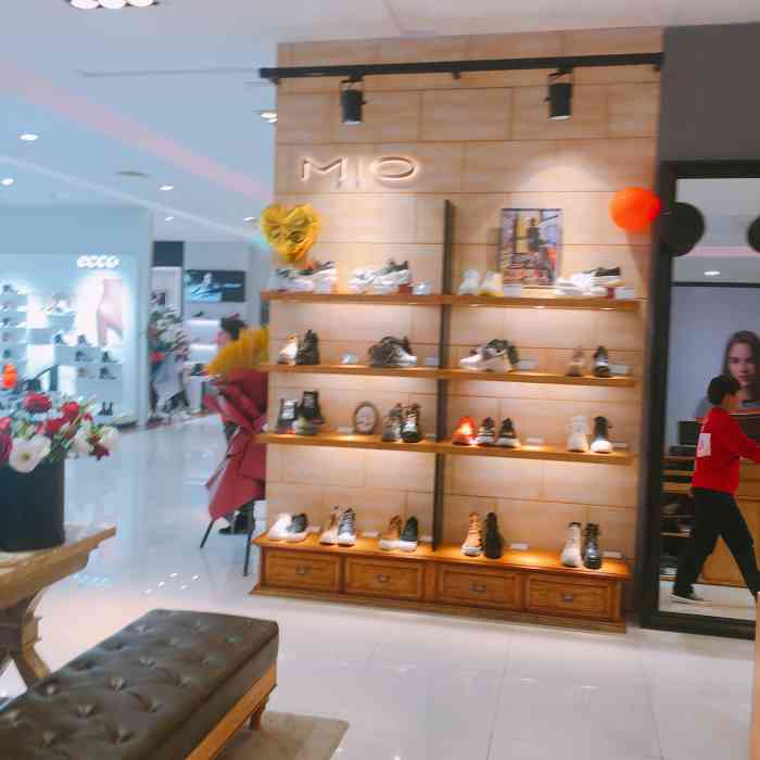 mio(群光广场店)-"鞋底材质:鞋底很硬,走路有响声的.