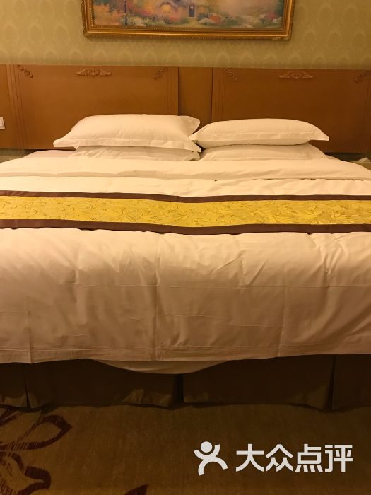 维也纳酒店:半夜航班到的,t1航站楼15口等,.上海