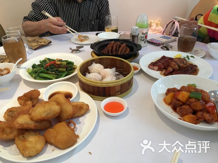 首先说说环境,饭店在巨鹿花园里,与席家花园相对,有露台,天凉在露台