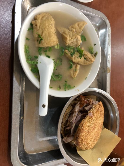 老北京烧饼夹肉豆泡汤图片