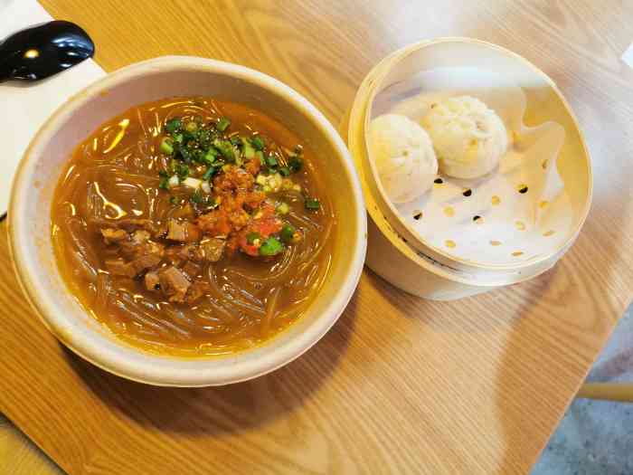 余小厨港式烧腊(博地中心店"盈丰路地铁口的一家烧腊煲仔饭!