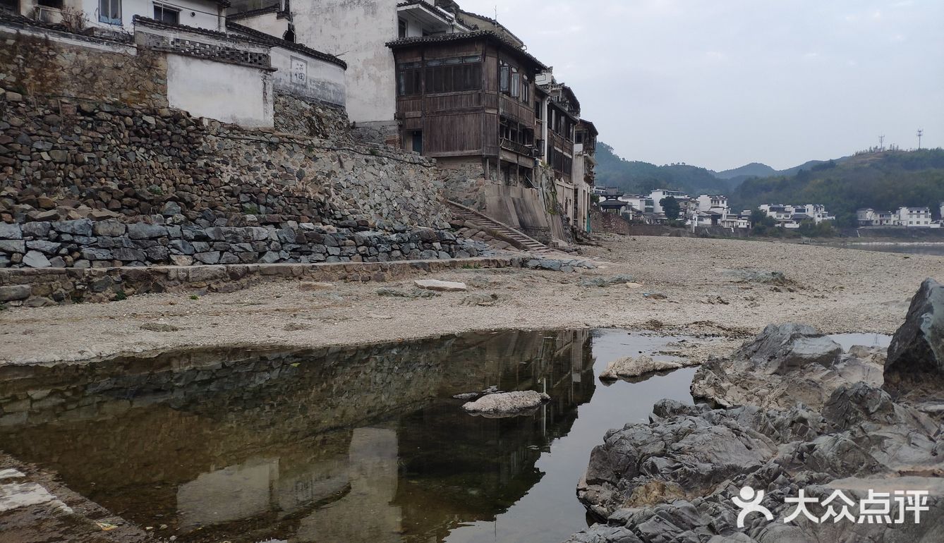 古朴的街道,历经沧桑的古水坝大石条以及江边的吊脚楼