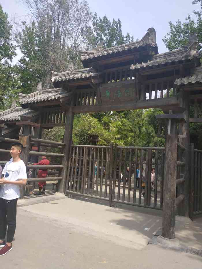 景阳冈旅游区-"景区内有个挂棋子的酒馆,定时有武松真