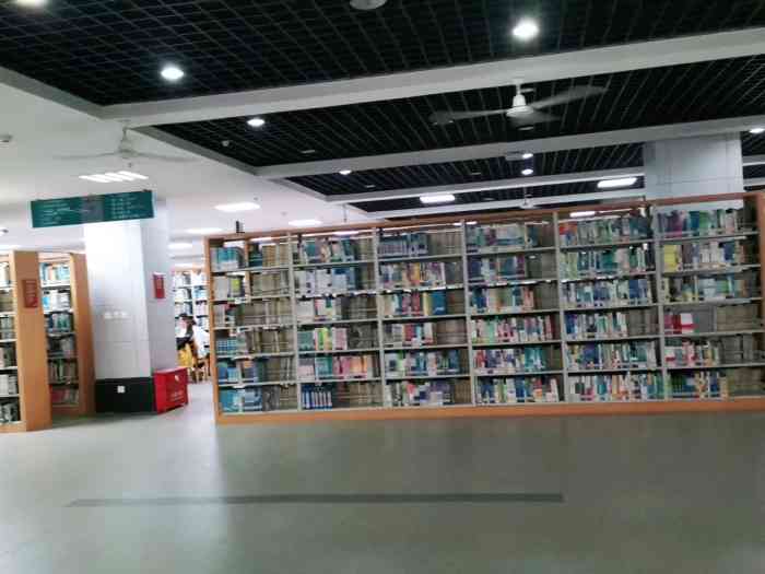 西华大学-图书馆-"藏书丰富,空间宽敞,离食堂近,吃饭.