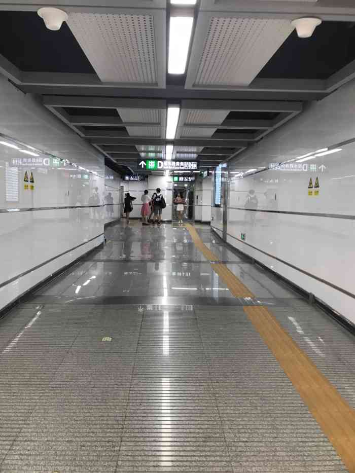 西丽湖(地铁站"目前上下班都要在这里过.整体环境很干净.