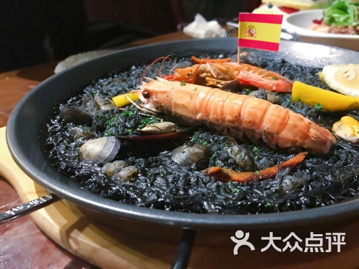墨鱼汁海鲜饭
