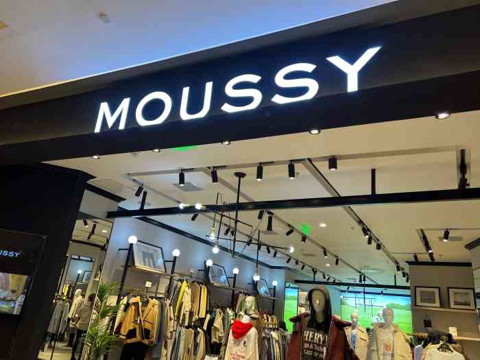 moussy(蓝色港湾店"这家店是一家女装品牌,然后整体的服装设计.