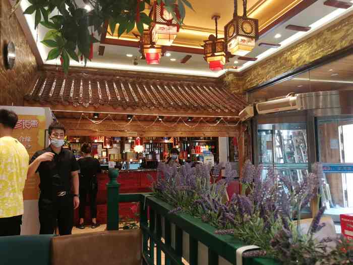 日月明小渔村大连市好多家分店,我感觉八一路店客人最多,地角好,在