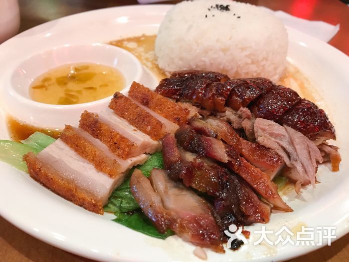 港东道烧腊茶餐厅(天一店)三拼饭(招牌烧鹅皇,销魂叉烧,冰烧三层肉)