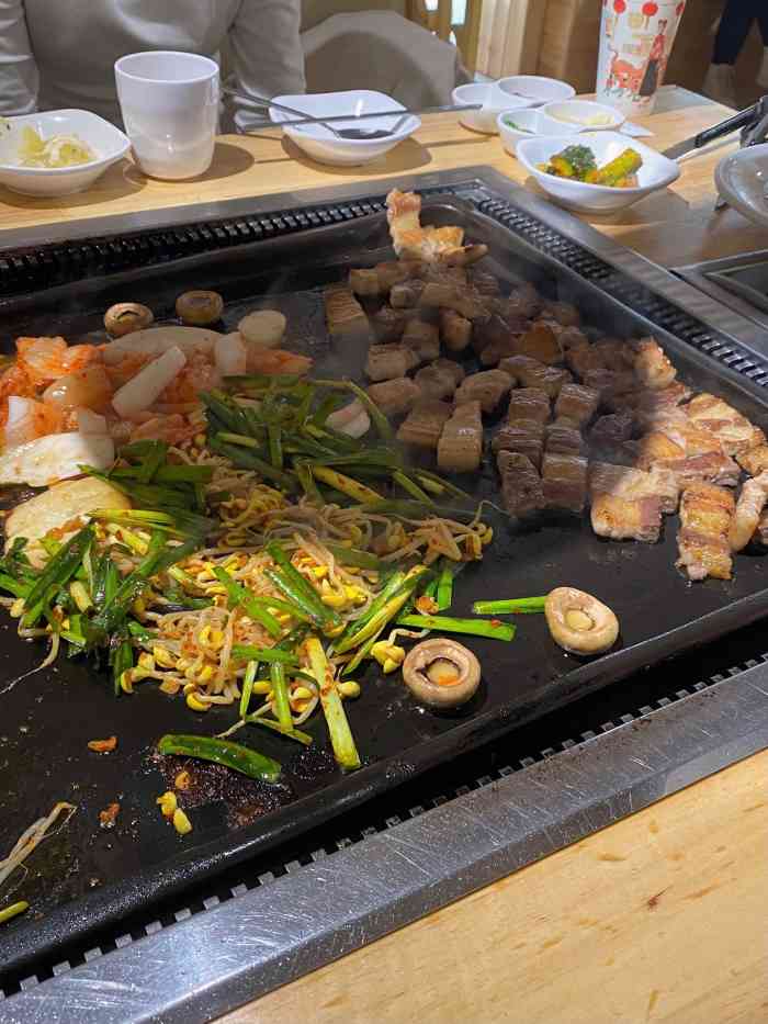 南怡岛石板烤肉-"菜品有双人餐可以选择可以保证吃饱.