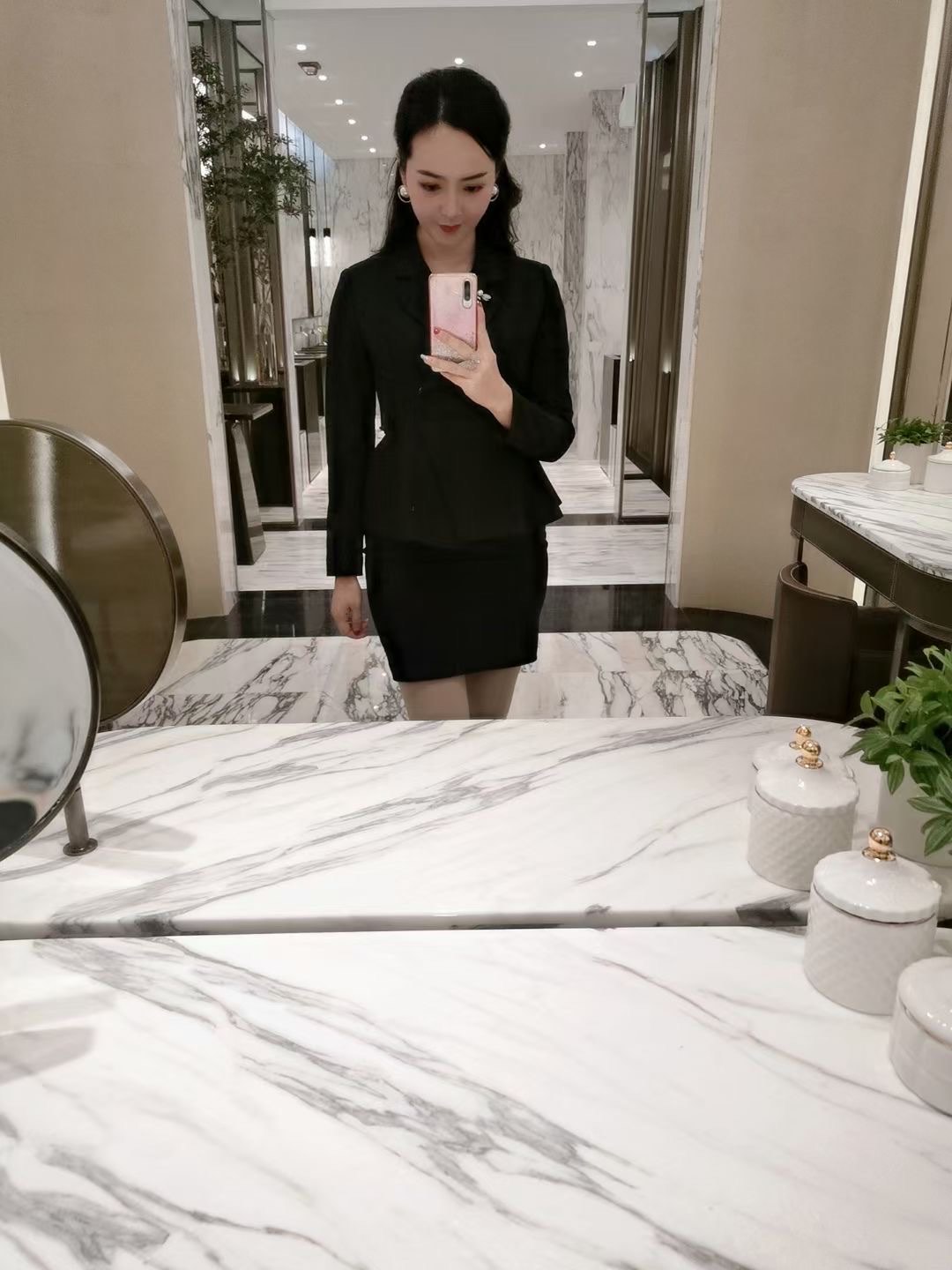 李强出席亚洲基础设施投资银行第十届理事会年会开幕式并致辞