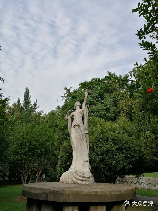 从东湖坐地铁跨越到解放公园现在已经清园了