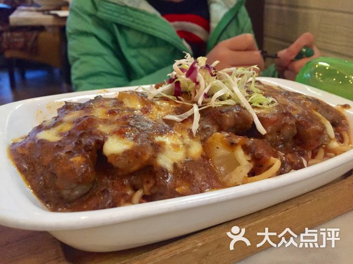 炖奶佬餐厅:服务员一见客人进门就马上招呼,.深