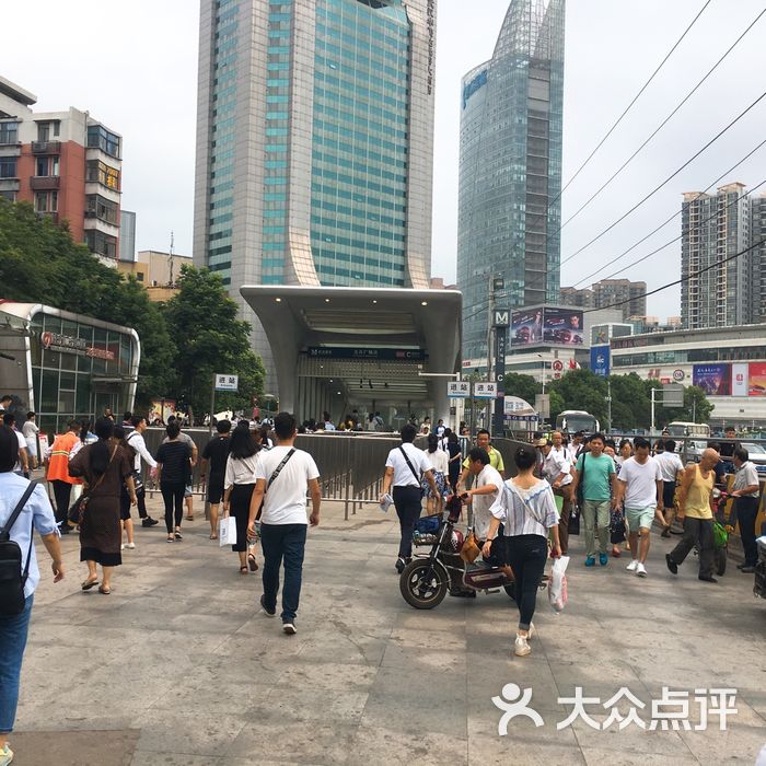 光谷广场-地铁站