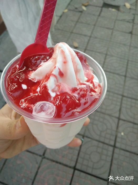 蜜雪冰城(川师店)草莓圣代图片 - 第1张