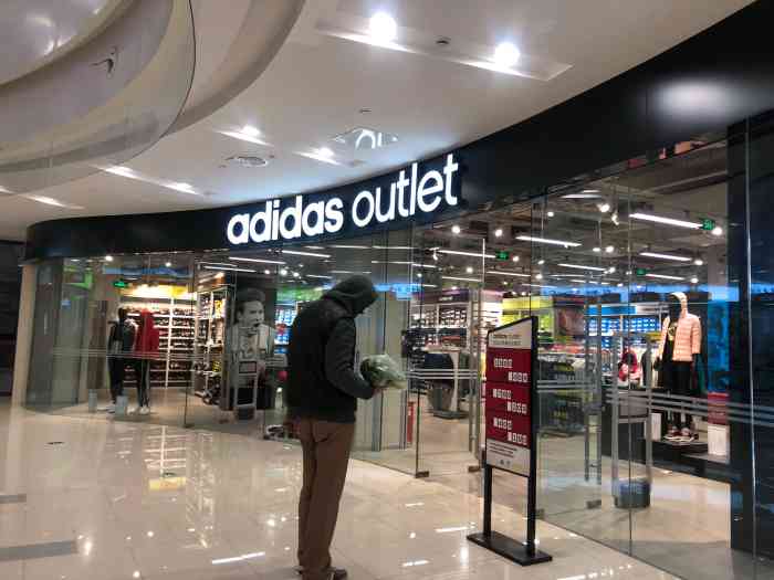 【产品】路过附近,看到outlet字样被吸引进来的,一看没啥东西,很小