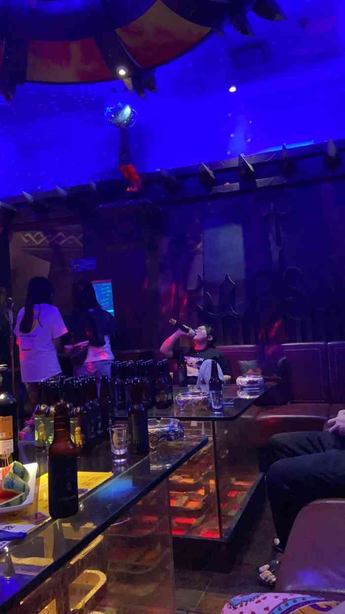 我是来版纳旅游的,来到这家ktv我们玩的特别开心