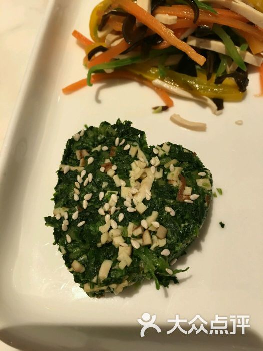 二刷南小馆 直接评价下菜品吧,我们四个人来的,点的菜还算蛮多的,吃的很饱,还剩了很多。 「茉莉花茶冻」这个是点的甜品套装,里面还有绿豆糕直接年糕。还有一个木瓜冻。别的我没尝但是我想说这个茉莉花茶冻真心是很好吃了。 满满的抹茶味,对,不是茉莉花味儿 入口非常的清甜。一口一口停不下来 「虾肉红油抄手」不辣,里面是完全的大虾仁。没有任何的肉馅。好吃。 「糖醋小排」这个我们也是点的拼盘,里面有一点糖醋小排。甜甜的很好吃。 「蟹粉小笼包」我们点了两笼小笼包,太多了没吃光 个人偏爱普通鸡肉的那个。