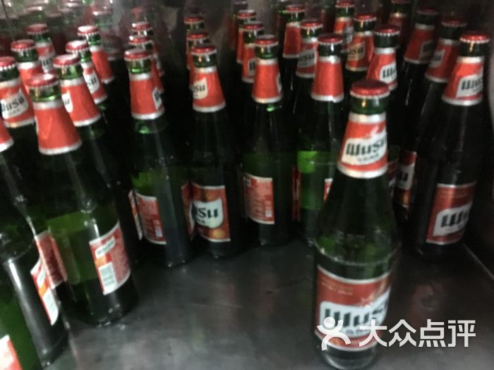 新疆买买提馕坑肉串烤肉店乌苏啤酒图片 - 第1张